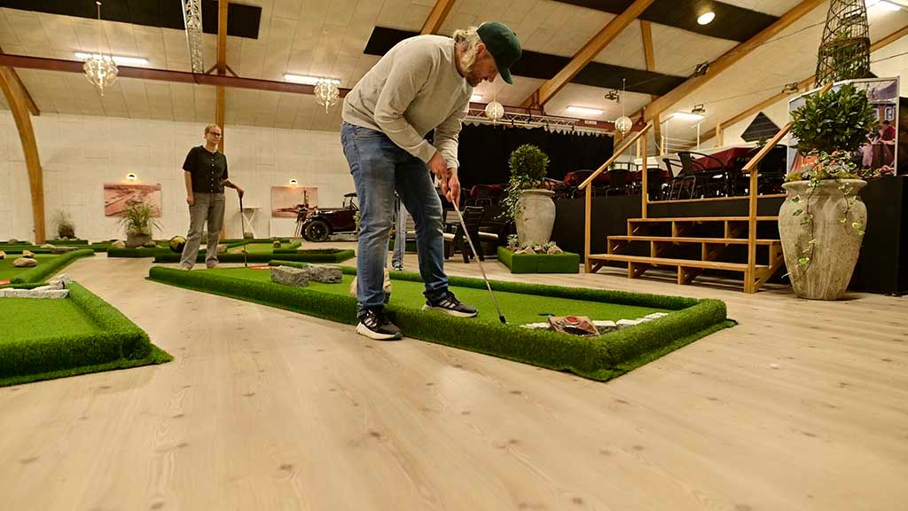 Indoor Mini Golf